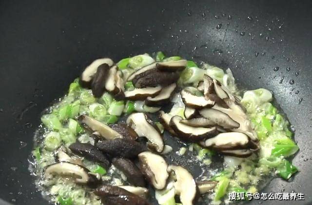 刀把|天冷了早餐就要这样做，里面有菜也有饭，爽滑筋道，营养又暖身