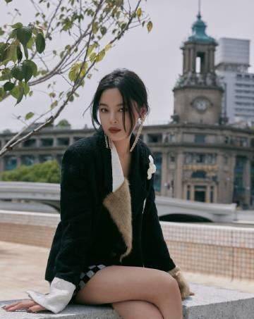 一身|辛芷蕾虽然不是传统的美女，但气场可真强，穿一身黑太帅气了