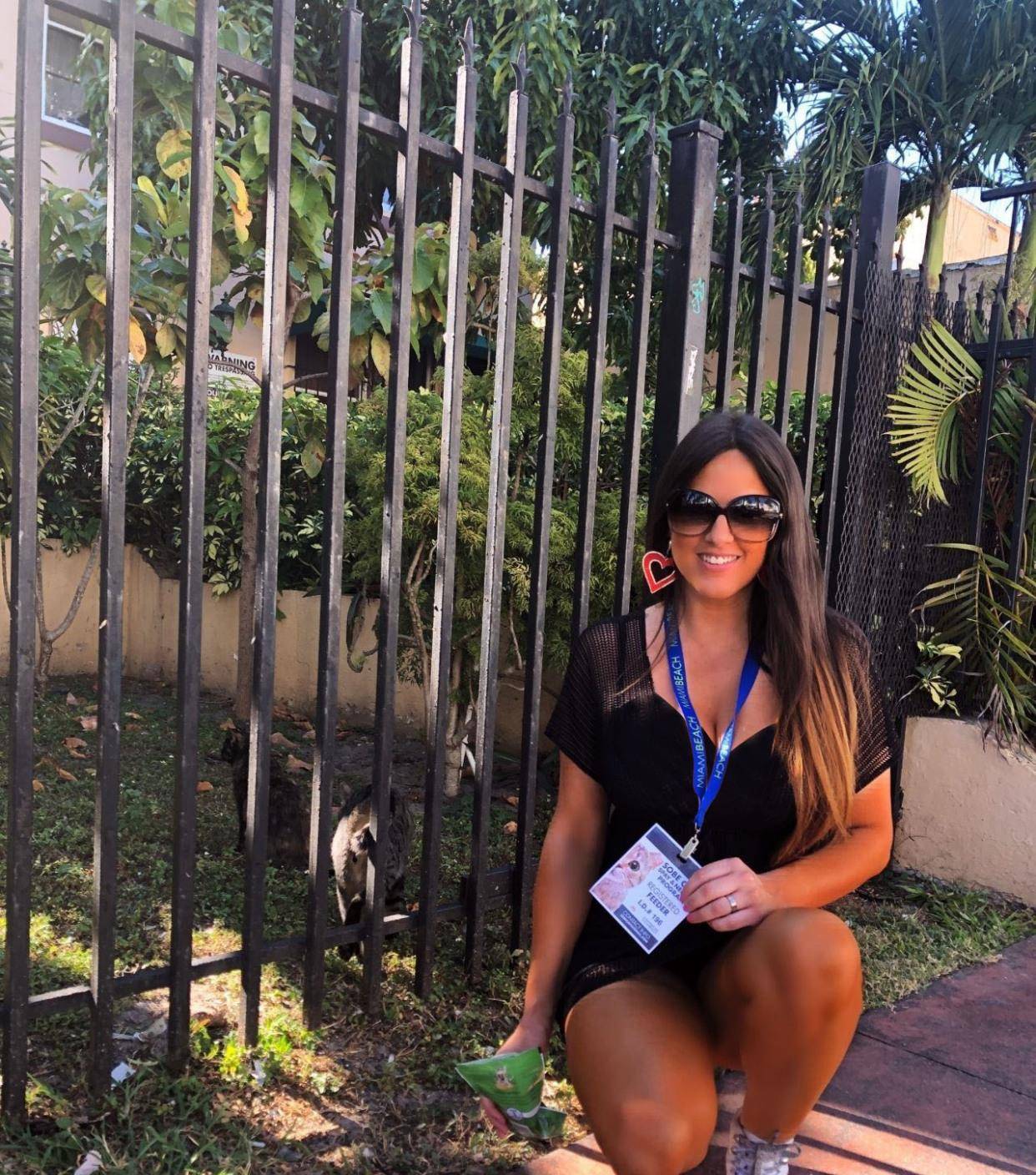 漂亮|克劳迪娅·罗曼尼穿黑色紧身迷你连衣裙，展现曲线之美，动感有型