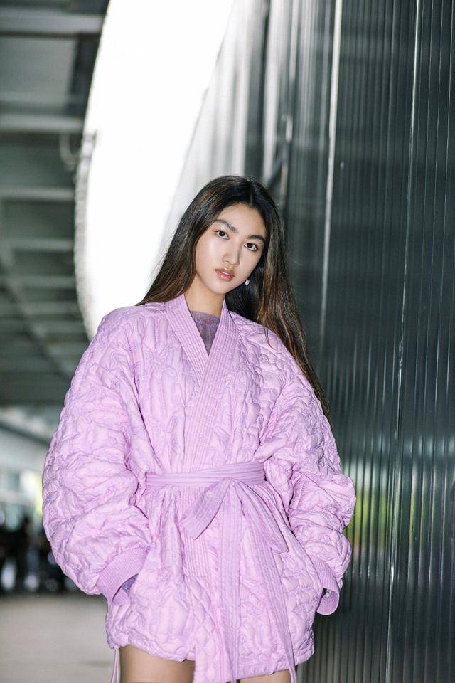设计|17岁任晴佳T台秀长腿，这气场和身材太惊艳了，不愧是任达华女儿