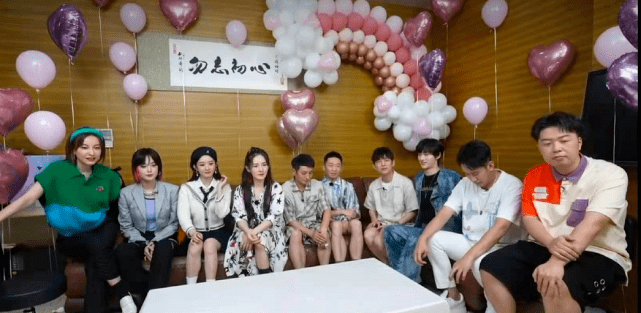 卫衣|快乐家族合体！谢娜扎脏辫高调复工心情大好，赵丽颖甘当绿叶超暖