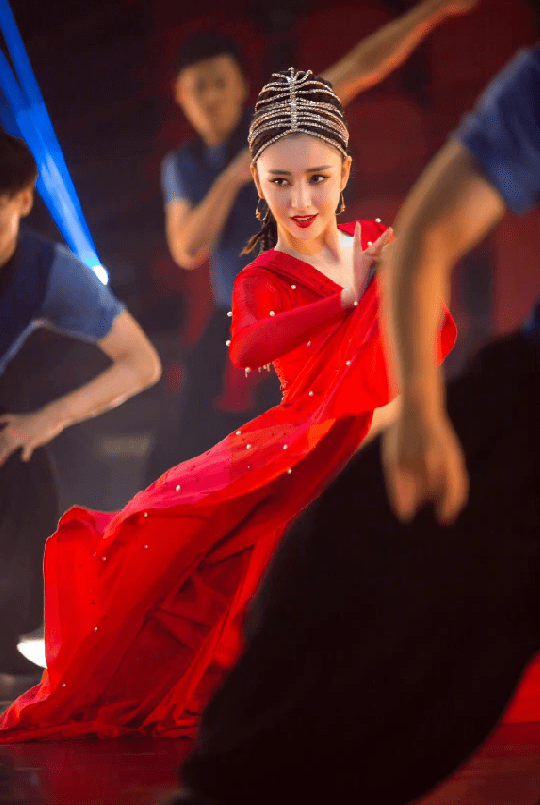 场合|佟丽娅穿红裙跳舞浑身都在发光，肢体柔美身材纤纤，每一帧都好美