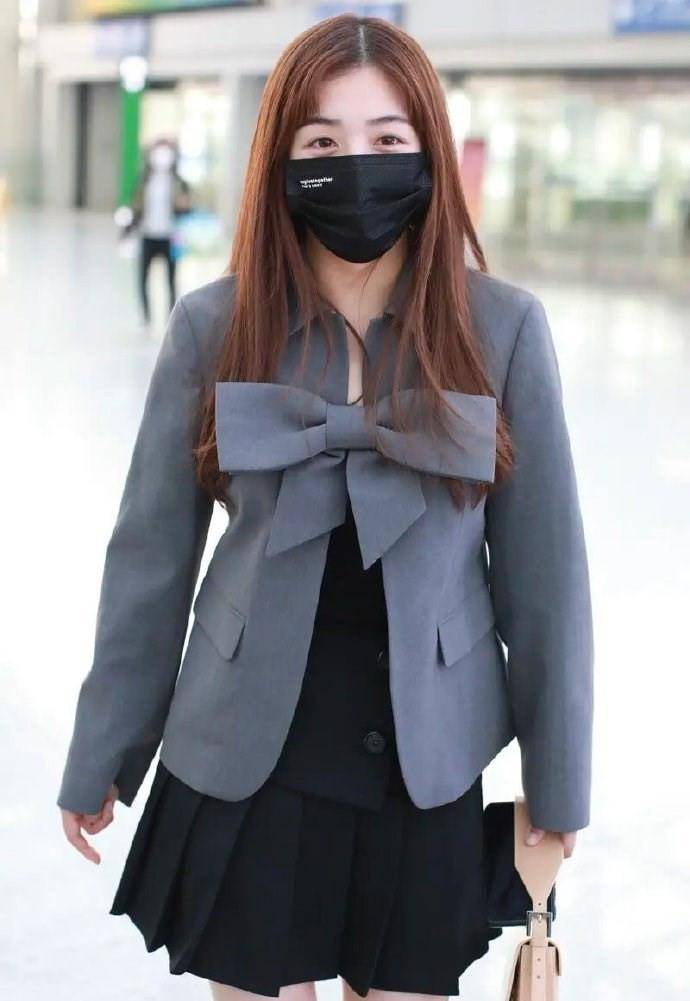 张含韵|张含韵到了阿姨年纪，打扮甜美仍似隔壁妹妹，可惜小粗腿有点减分