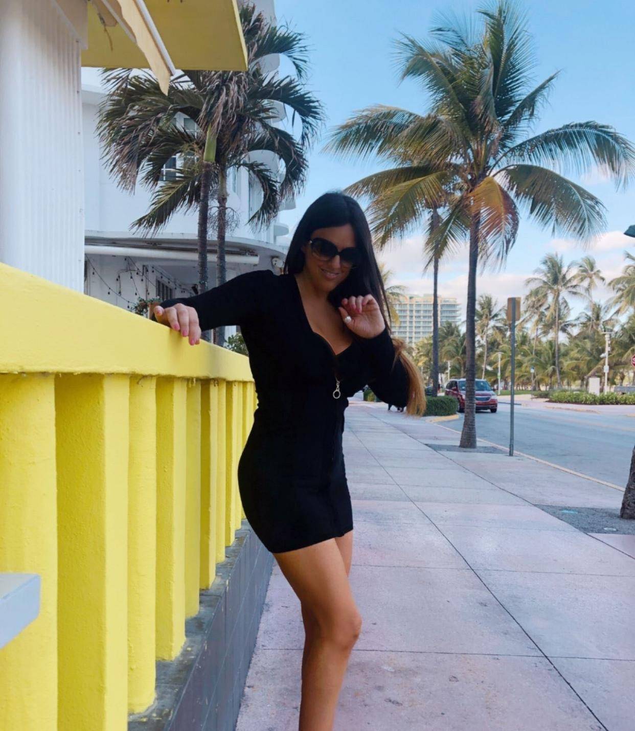 漂亮|克劳迪娅·罗曼尼穿黑色紧身迷你连衣裙，展现曲线之美，动感有型