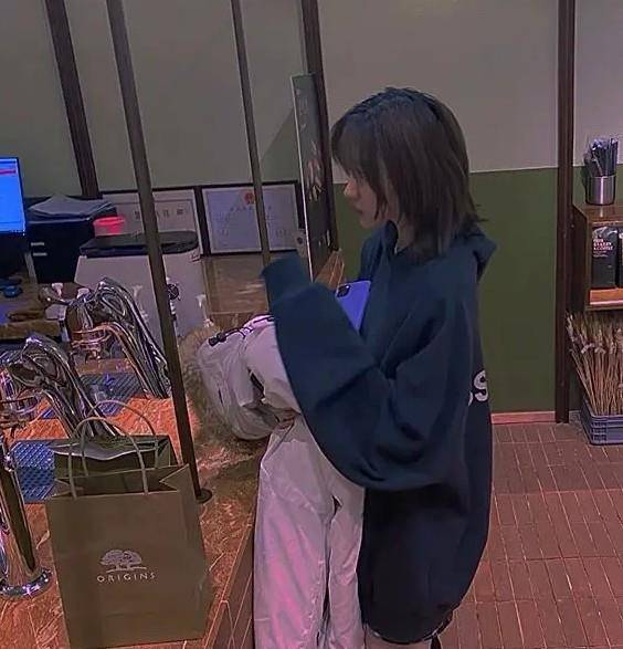 黑色|汪峰带女儿出镜!穿白T剃板寸真时髦,15岁长女颜值不输女明星