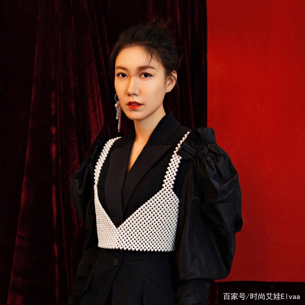 毛衣|高秀扮年轻不违和，马甲毛衣配“天线”马尾辫好甜，38岁少女感依旧