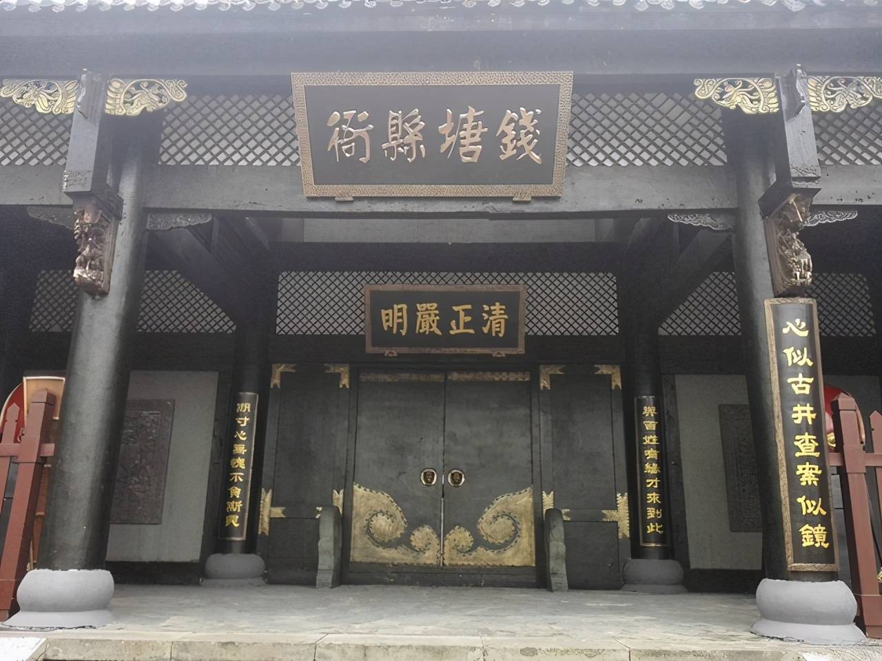 自己跑出去跳河,官府也派人打捞无果,县令也只能随口安慰了金夫人一句