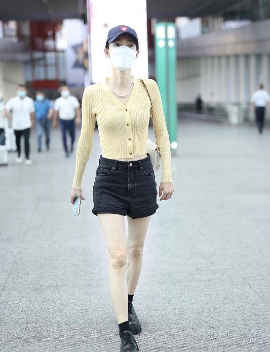 超短裙|王丽坤好潮,白色T恤配超短裙,清爽时尚显年轻
