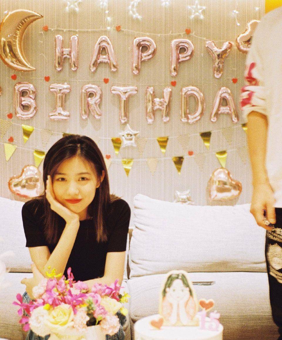 黑色|汪峰带女儿出镜!穿白T剃板寸真时髦,15岁长女颜值不输女明星