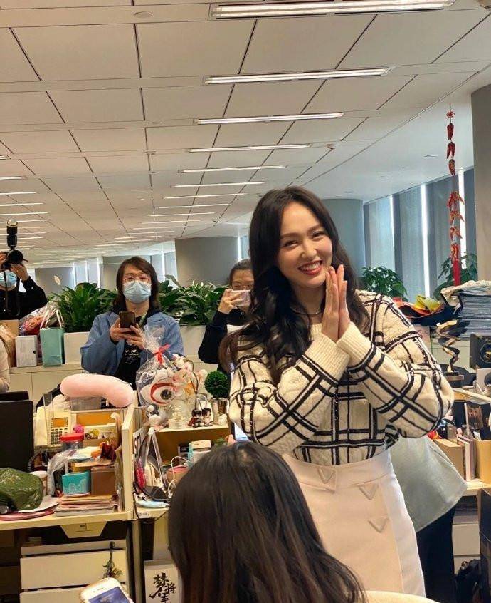 个性|唐嫣产后首次直播当“客服”，毛衣短裙秀电线腿，办公室女生看酸