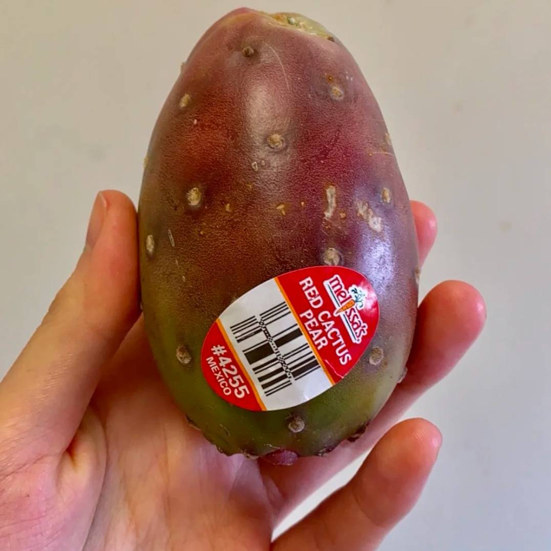 可是据说它的味道却一点都不梨呢~这个red cactus pear的籽是硬邦邦的