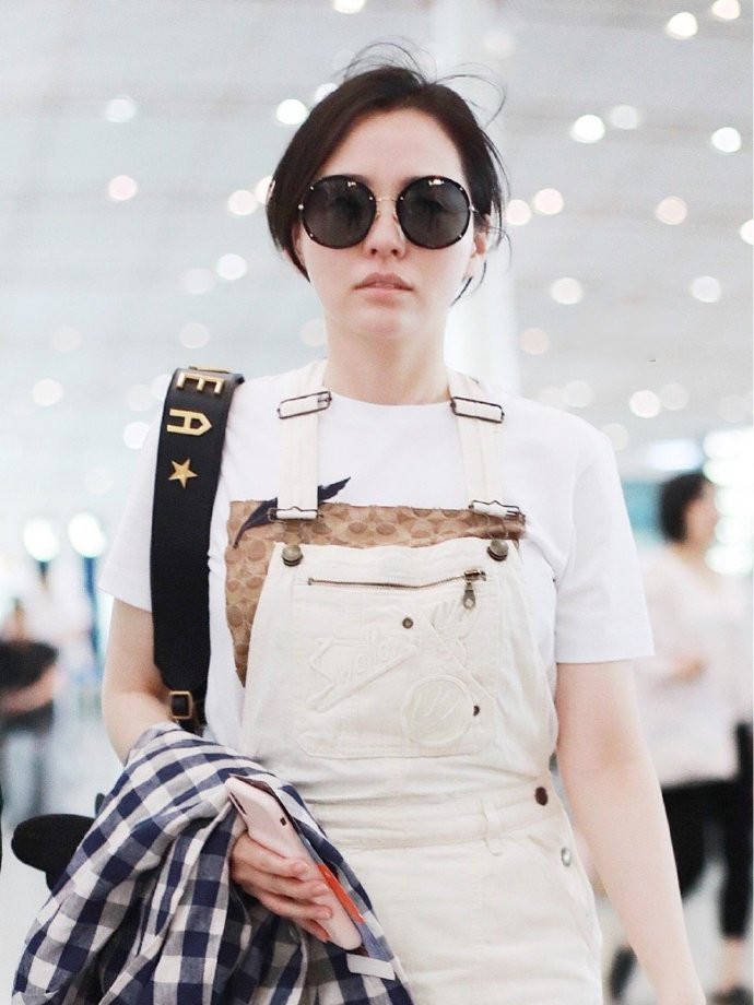 青春|张靓颖还挺会扮嫩的，T恤搭配背带裤甜美减龄，单身后状态更好了！