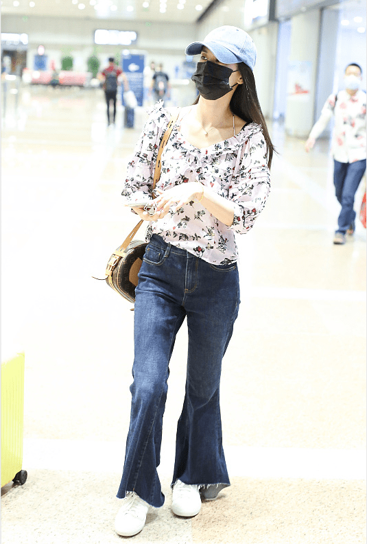 "|女明星的私服也不都"惊艳",黄圣依穿花衫配牛仔裤,感觉挺普通