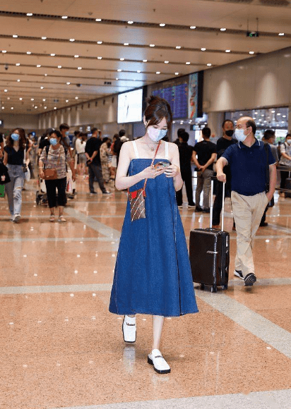 身材|李菲儿这身打扮真不像33，穿吊带牛仔裙青春洋溢，少女感真藏不住！