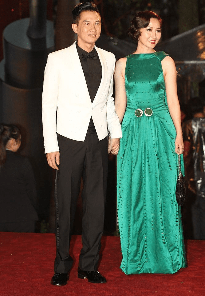 老公|快60岁的关咏荷风韵不减，穿背心裙和老公同框，身材肉肉的但挺美