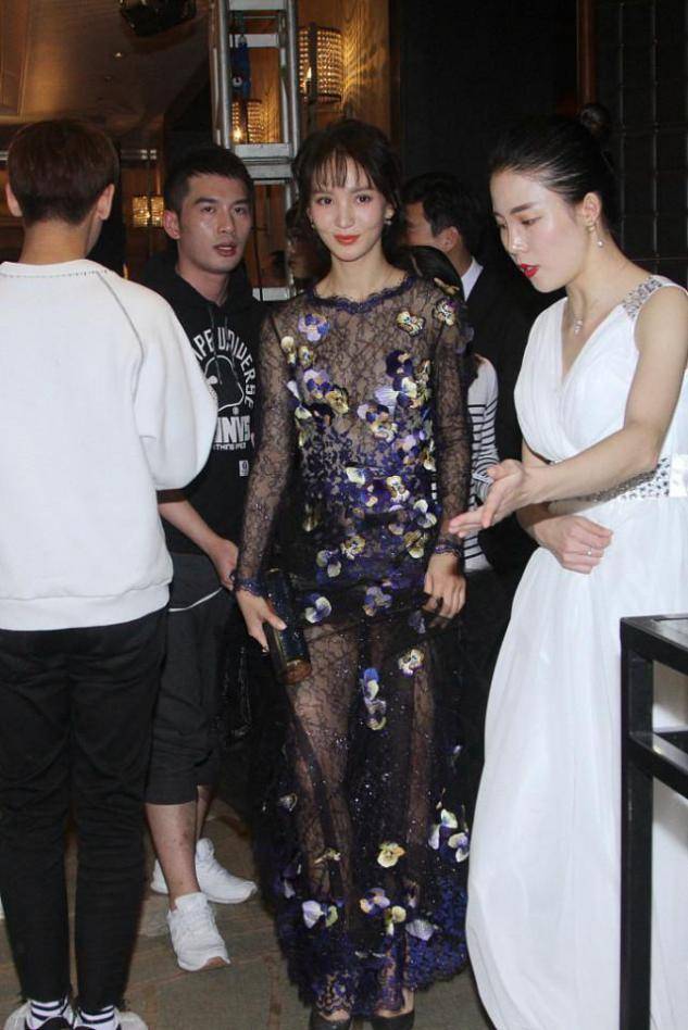 花瓣|金晨胆儿真肥，穿蕾丝透视裙仅靠几瓣花朵遮，裙摆太长无奈用手提？