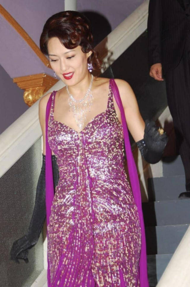 好身材|53岁的孟广美气质出众，穿一袭白色无袖曳地长裙亮相，尽显好身材