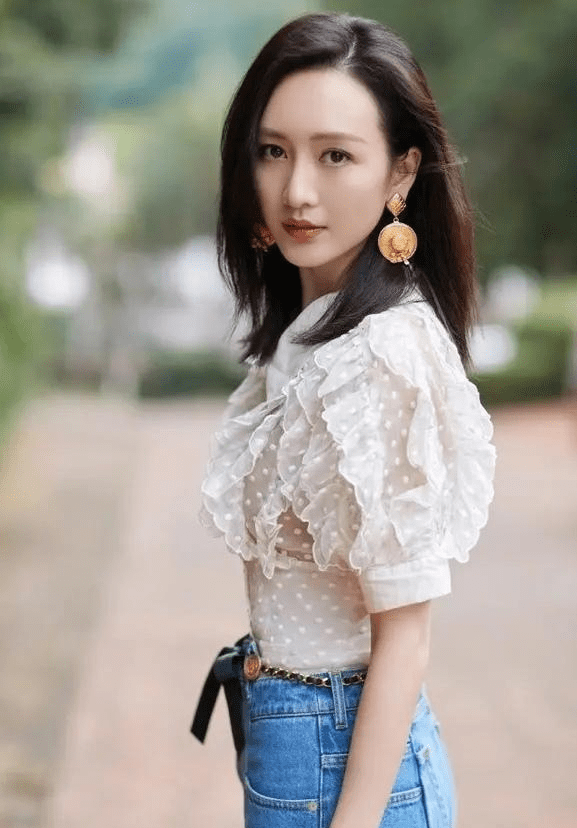 高手|37岁王鸥真是穿搭高手，简单的蕾丝上衣，意外穿出高级感