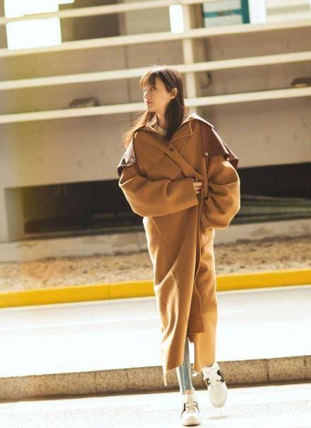 身材|28岁郑爽太瘦，3万风衣走机场168cm穿出178cm，“小鸟腿”太抢镜