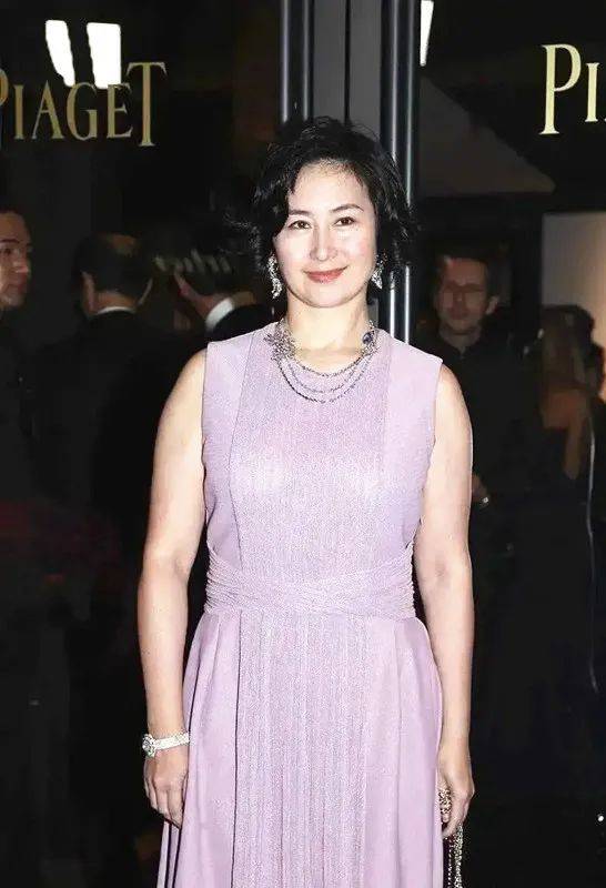 服装|58岁的何超琼不服老，穿粉色的连衣裙走公主风，脸色红润气质好