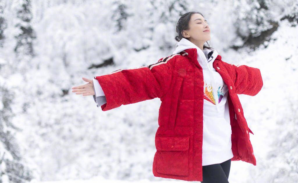 细节|37岁黄圣依雪中漫步，大雪天穿光腿裤秀电线腿，同事随拍美到发光