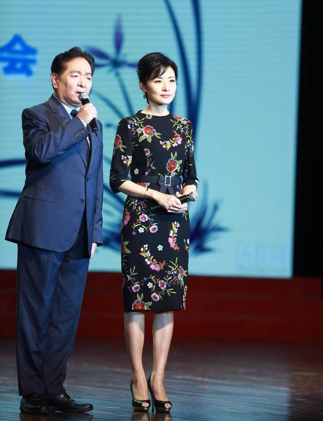 元素|前“央视一姐”周涛回归舞台，53岁有了法令纹，但穿印花裙仍惊艳