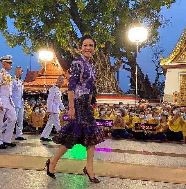 光泽感|苏提达发紫藤花海报好仙,优雅端庄女神范儿,戴珍珠项链增添贵气