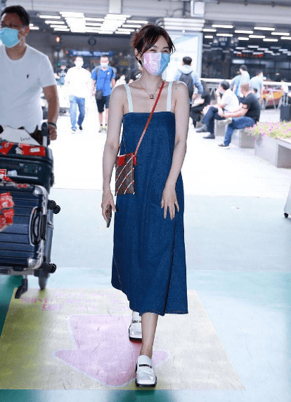 身材|李菲儿这身打扮真不像33，穿吊带牛仔裙青春洋溢，少女感真藏不住！