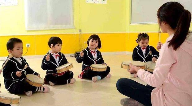 因为|幼儿园女老师迅速走红网络，因为长得太美，接孩子的都是男家长