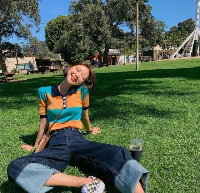 颜色|今夏流行一种穿法叫:“阔腿裤+运动鞋”,显瘦百搭,谁穿谁好看