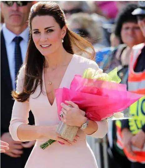 饱和度|凯特王妃“放大招”,连穿温柔粉赢好感,配小白鞋就美成C位