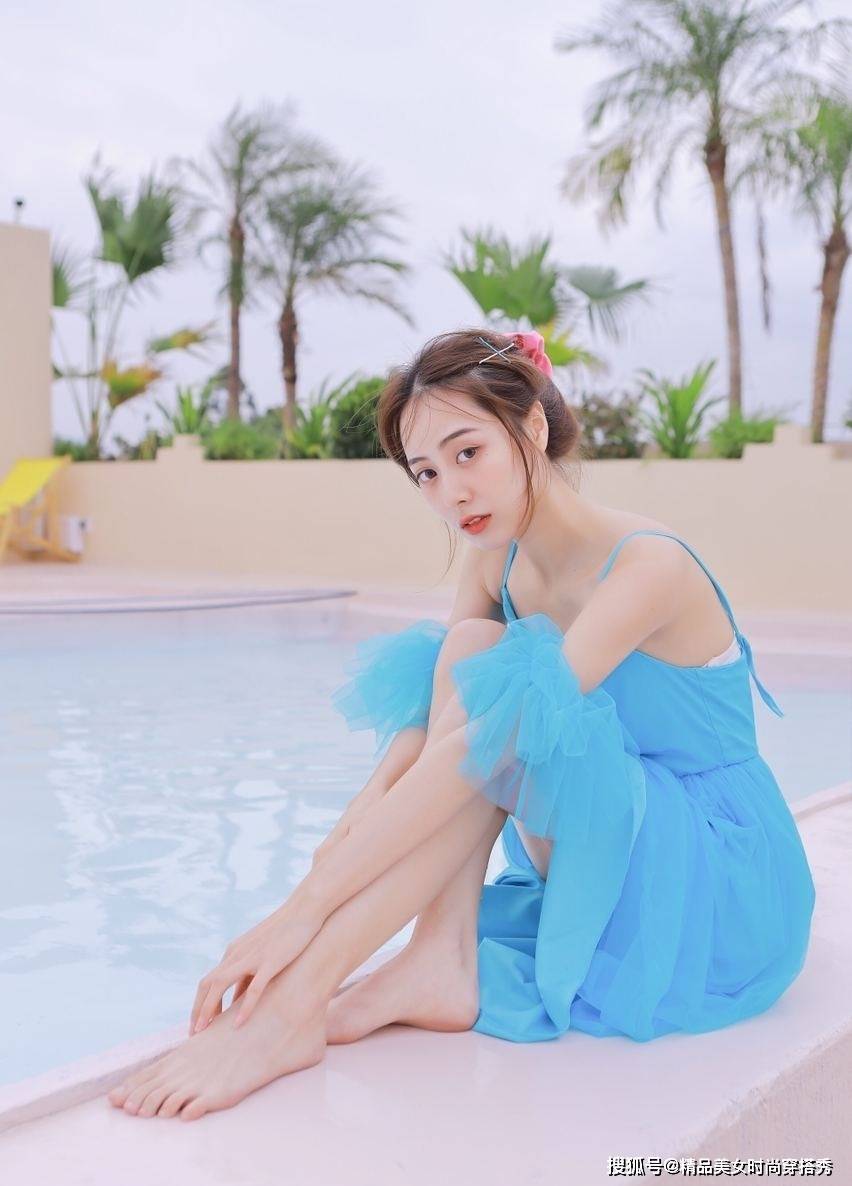 身材|一袭蓝色吊带裙甜美减龄，让你时刻都能显瘦