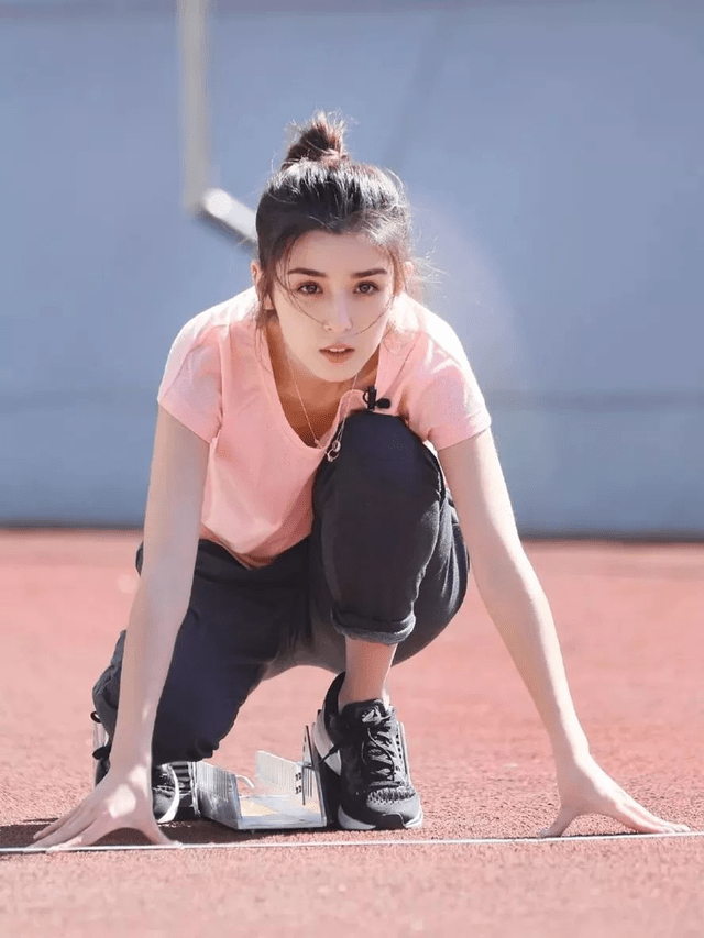 女孩子|哈尼克孜才是新疆女神,穿黑色连衣裙温婉大气,基础款穿出高级感