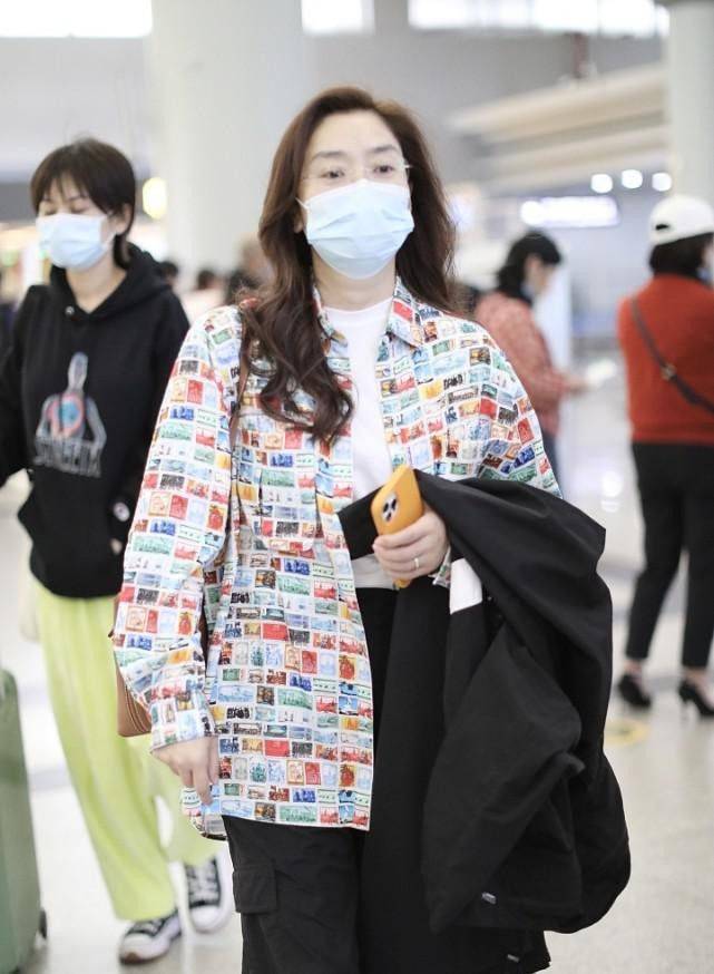 一身|玲花可不像是中年人，穿欧美风印花外套挺潮的，素颜也难掩自信