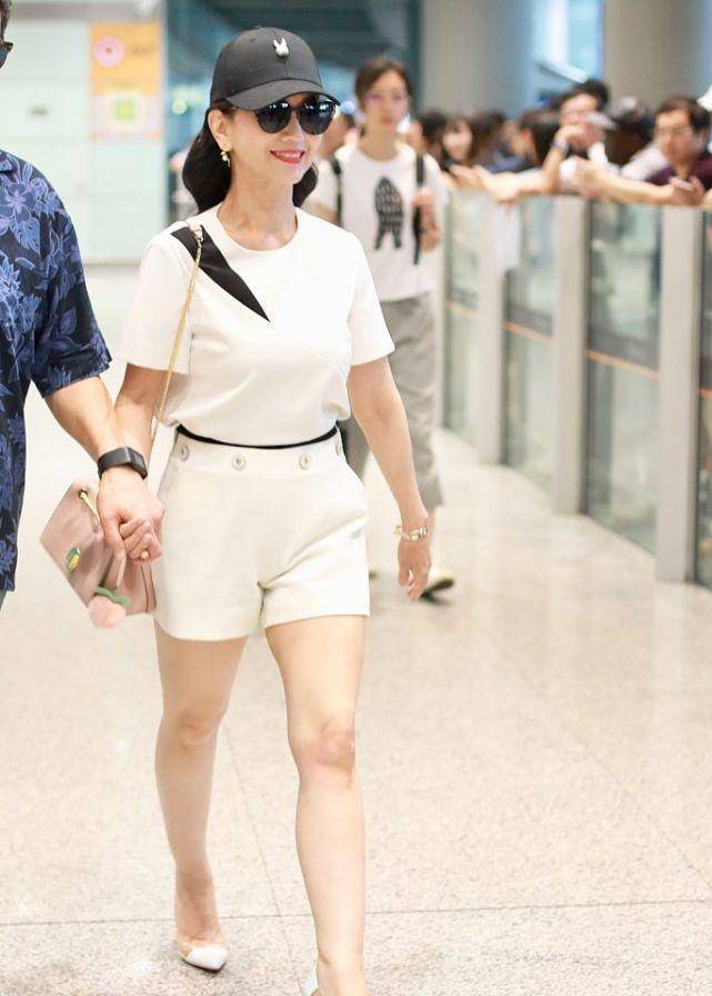 整体|赵雅芝真是不服老，年轻人不敢试的中裤她轻松驾驭，配衬衫真耐看