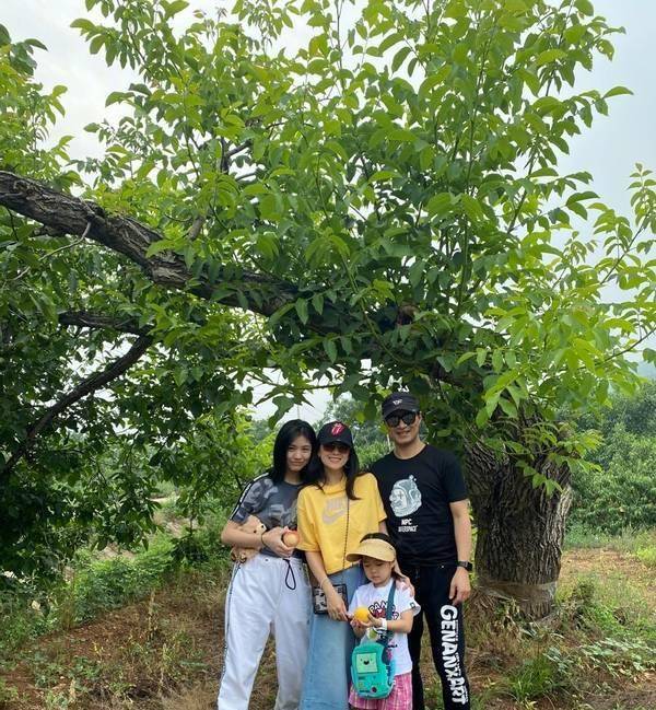 黑色|汪峰15岁大女儿太惊艳!露脐装搭长裤秀曼妙身材,已初显女人味