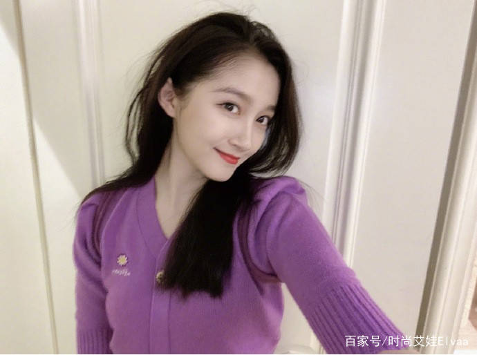 牛仔|关晓彤罕见素颜，穿男友外套配渔夫帽高调自拍，难得玩甜美好抢眼