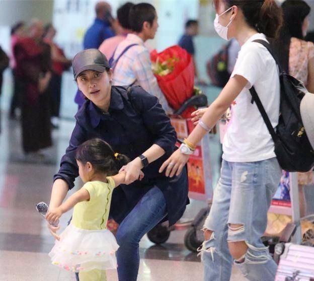 黑色|梅婷素颜现身街头，穿着普通并不起眼，但全身都散发优雅气质