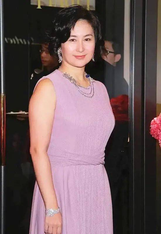 服装|58岁的何超琼不服老，穿粉色的连衣裙走公主风，脸色红润气质好