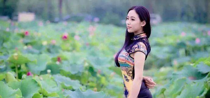 荷塘|模特在荷塘里拍人像,穿什么颜色的服装出镜好看?给你3个建议