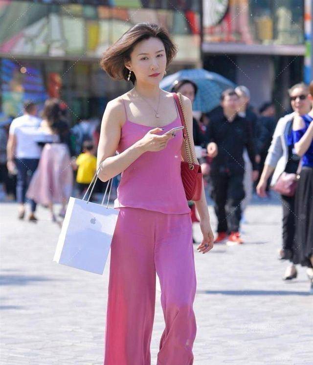 整体|浅绿色清凉吊带背心搭配同色系打底裤,提升整体气质,颜色素雅