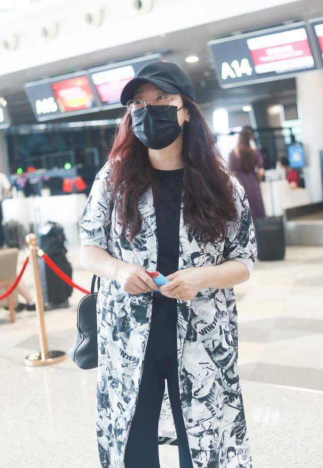 一身|玲花可不像是中年人，穿欧美风印花外套挺潮的，素颜也难掩自信