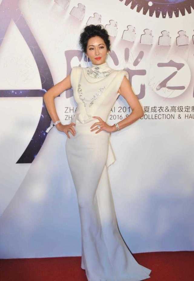 好身材|53岁的孟广美气质出众，穿一袭白色无袖曳地长裙亮相，尽显好身材