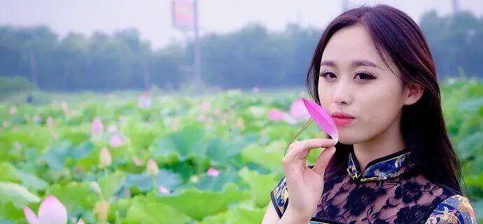 荷塘|模特在荷塘里拍人像,穿什么颜色的服装出镜好看?给你3个建议