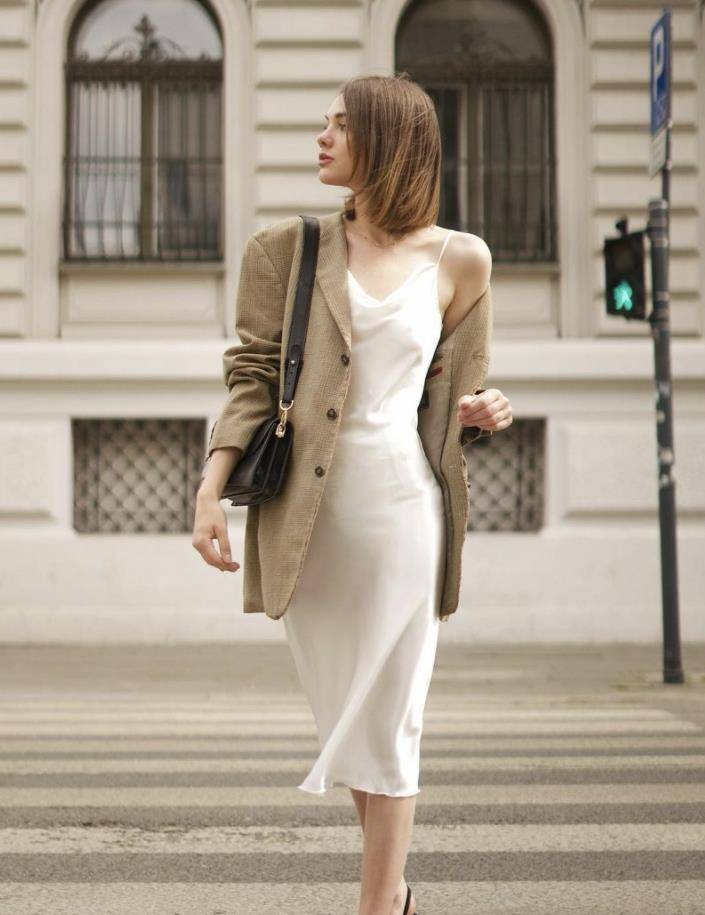 下岗|渣女裙下岗了！2021最流行穿“仙女缎面裙”，好看又高级！