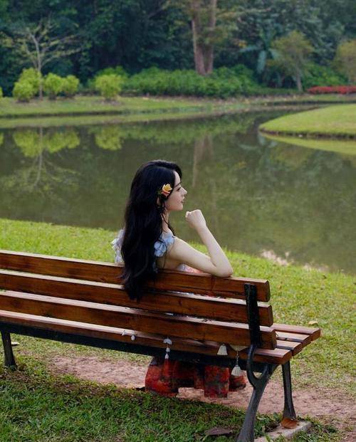 显得|赵丽颖真挺洋气的，露背花裙秀背肌，裙装紧绷却看不到赘肉