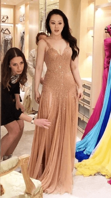 贵妇|章小蕙才是真正的“上流贵妇”，穿白衬衫配半身裙，高贵又优雅