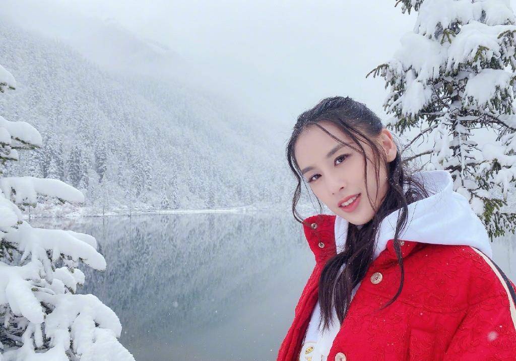 细节|37岁黄圣依雪中漫步，大雪天穿光腿裤秀电线腿，同事随拍美到发光