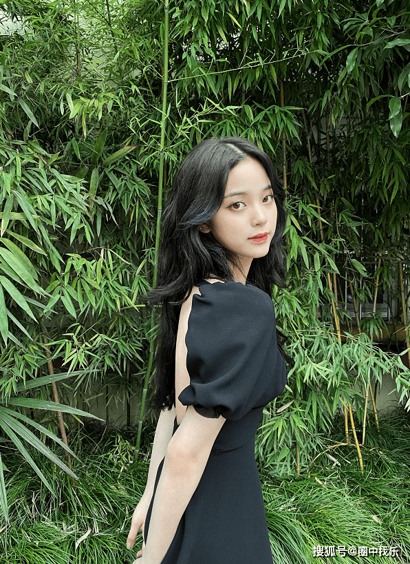 黑色|欧阳娜娜近照美到不敢认！不穿匡威帆布鞋后风格越来越成熟