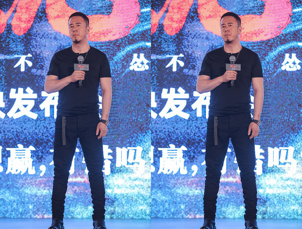 一身|杨坤这身材可不像中年人，骑摩托拍照太硬汉，一身黑看着太有型